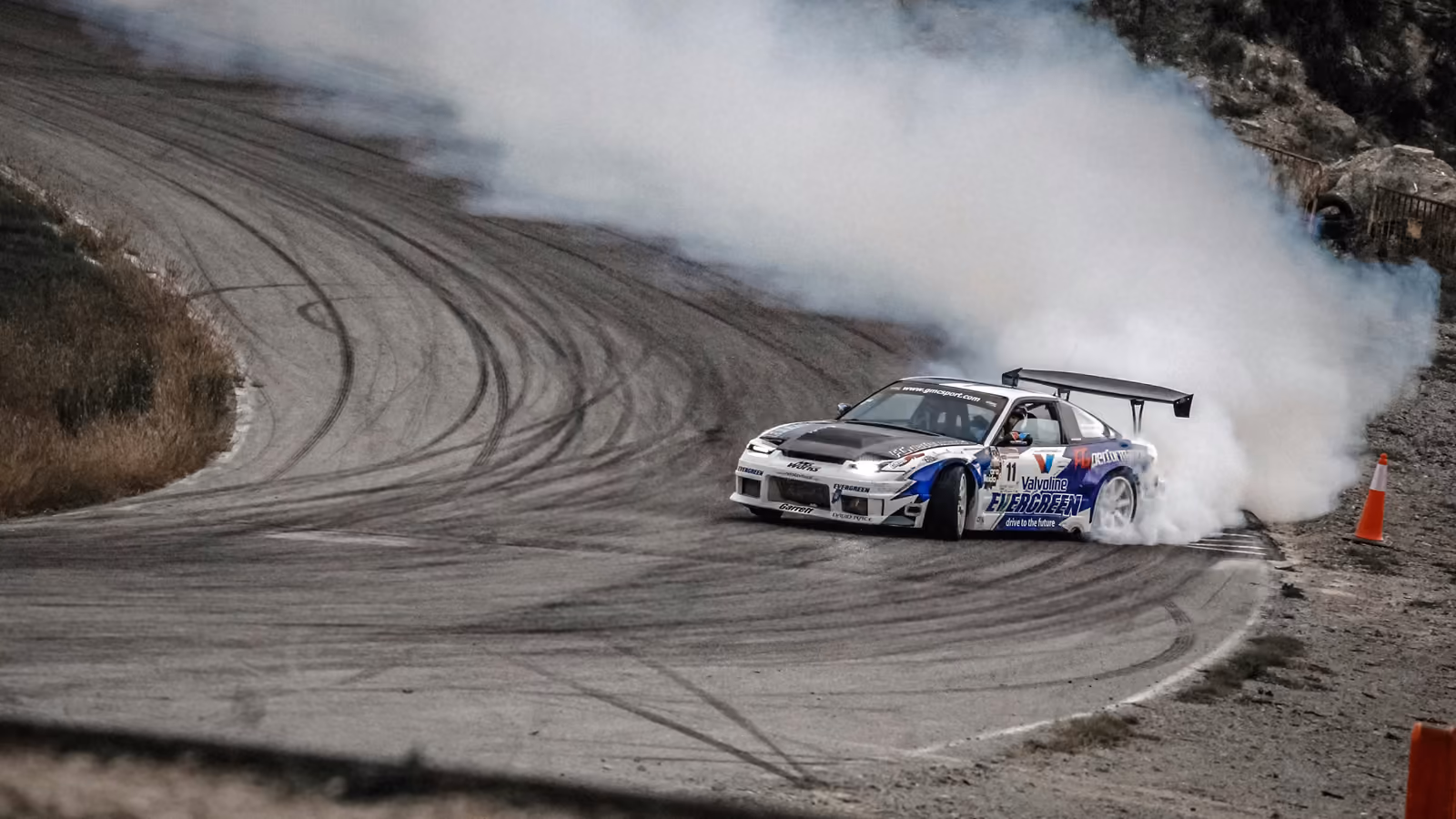 Mașină în drift la un eveniment auto din România