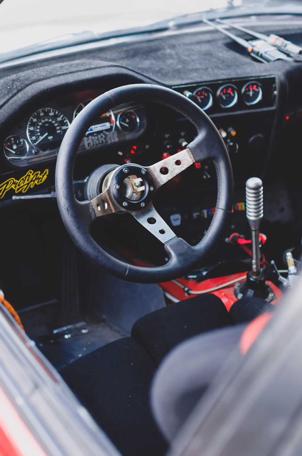 Interior auto asociat participării la evenimente pentru piloți și spectatori